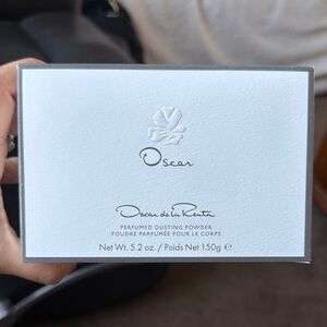 Oscar de la Renta White Perfumed Dusting Powder